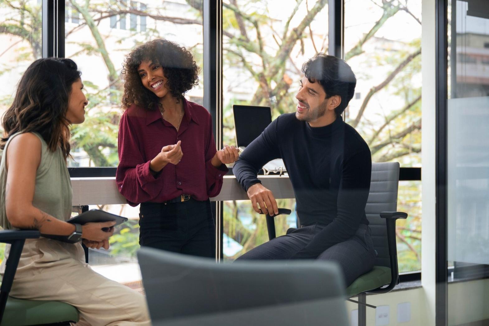 Ambiente di lavoro del team monalithiq durante una consulenza strategica per l'acquisizione aziendale